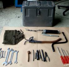Werkzeugkiste mit Werkzeugtasche, Einfüllstutzen, Fettpresse, Andrehkurbel, div. Gabelschlüssel und Schraubenzieher.
