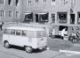 Die ersten zehn Volkswagen Transporter rollen am 8. März 1950 in